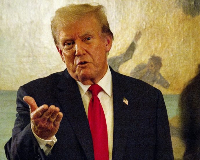 the-traitor-tells-hate-leader-and-j6-seditionist-‘i-love-you-guys’-at-mar-a-lago:-report
