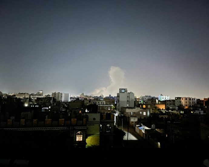 israel-bombs-yemen’s-hodeidah-port-after-attack-near-tel-aviv
