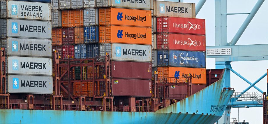 us.-trade-deficit-jumps-to-record-high-on-pre-tariff-import-rush