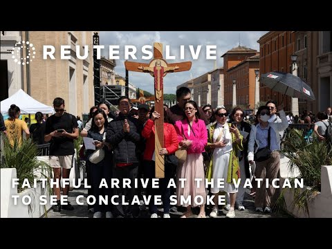 live:-faithful-arrive-at-the-vatican-to-see-conclave-smoke