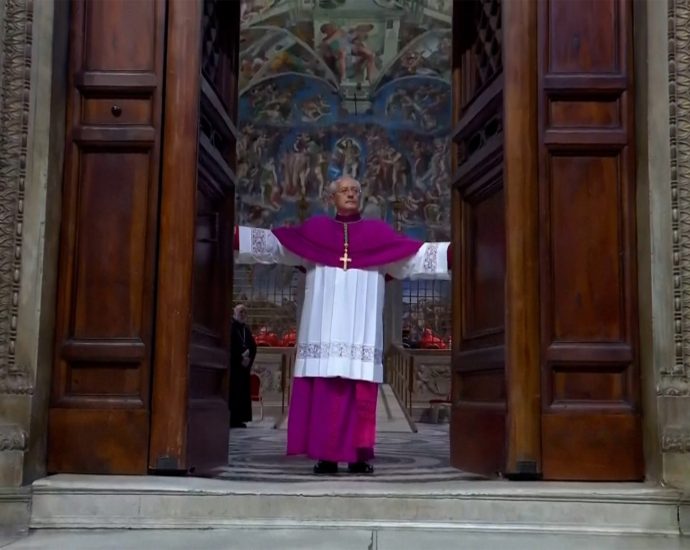 sistine-chapel-doors-closed-as-vatican-conclave-begins