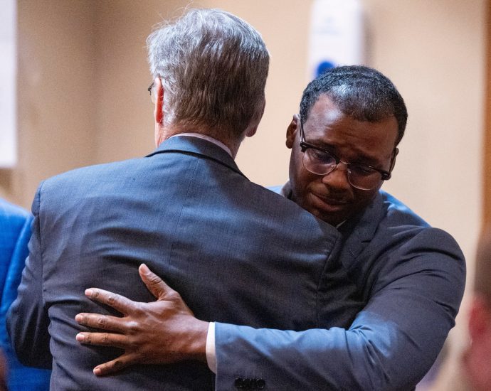 us-jury-acquits-three-memphis-police-officers-in-tyre-nichols-beating-death