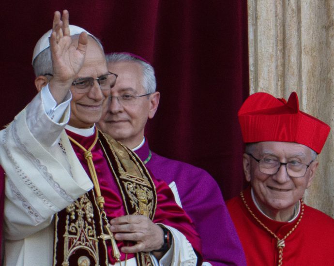 ‘leone!’-vatican-crowds-hail-leo-xiv-as-new-pope-of-the-catholic-church