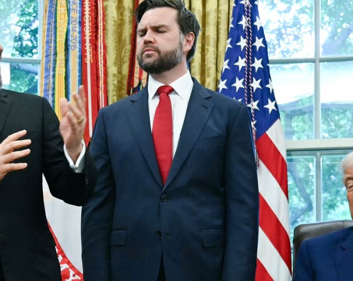 commerce-secretary’s-love-bombing-of-the-traitor-to-his-face-leaves-viewers-squirming