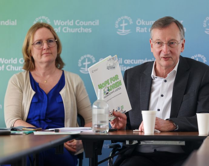 a-new-handbook-shows-churches-how-to-hold-fossil-fuel-actors-accountable