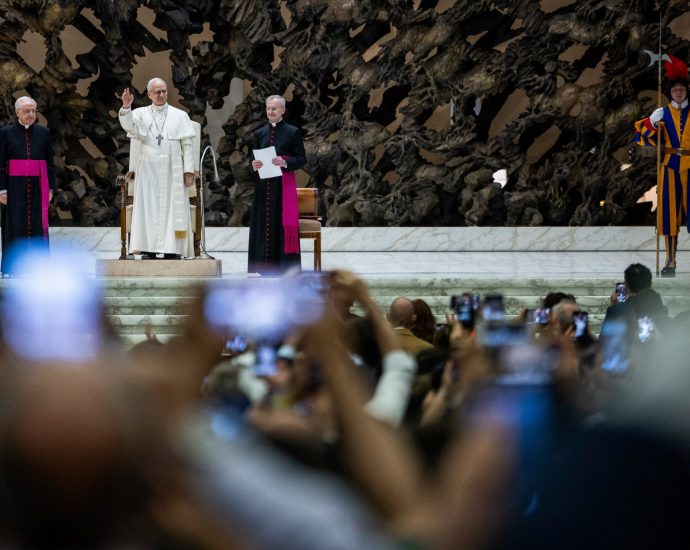 pope-leo-calls-for-release-of-jailed-journalists,-notes-their-courage