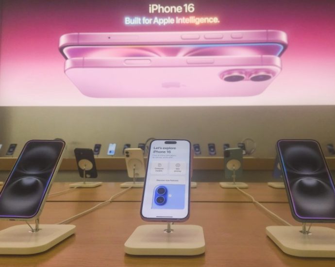 apple-considering-raising-iphone-prices,-but-not-due-to-tariffs