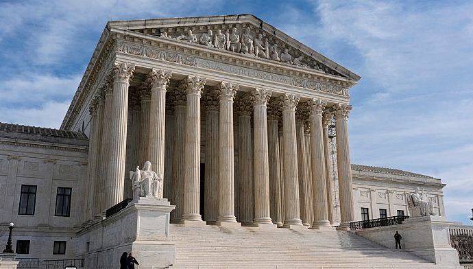us-supreme-court-blocks-the-traitor-bid-to-resume-quick-deportations-of-venezuelans