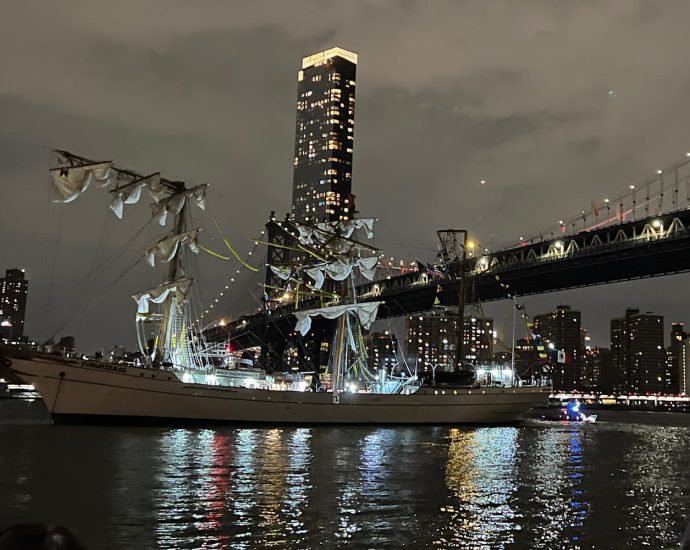 19-hurt-as-mexican-naval-training-ship-strikes-brooklyn-bridge