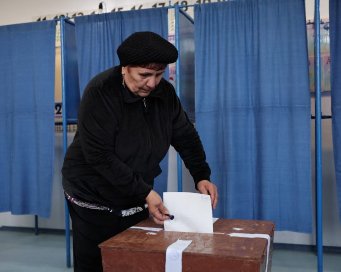 romanians-cast-ballots-in-tense-presidential-run-off