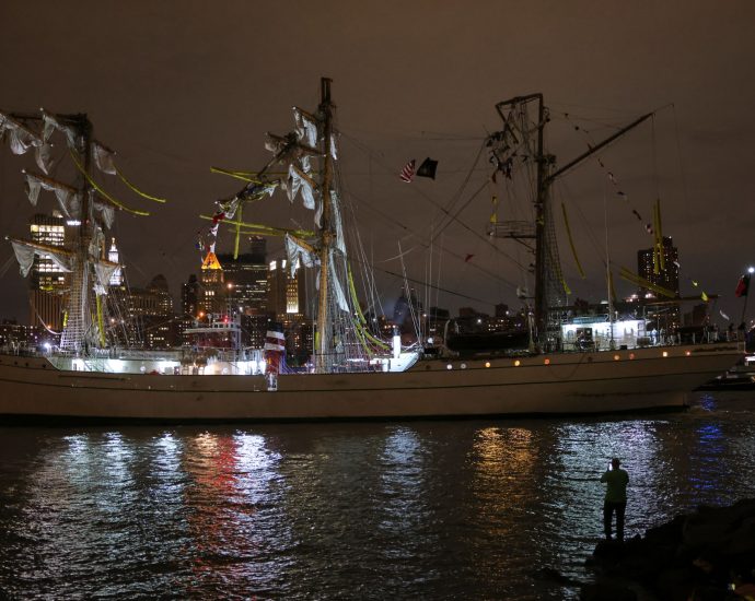 mexican-navy-ship-crashes-into-new-york’s-brooklyn-bridge,-killing-2-people
