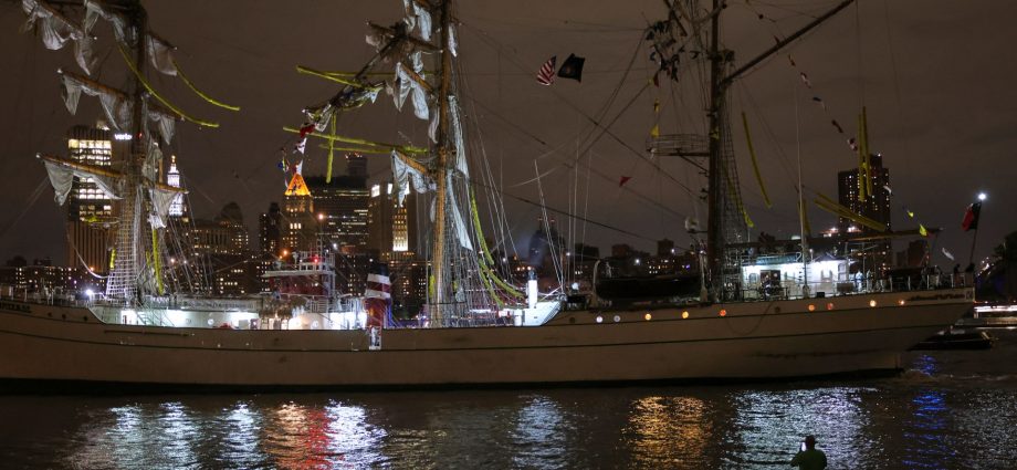 mexican-navy-ship-crashes-into-new-york’s-brooklyn-bridge,-killing-2-people