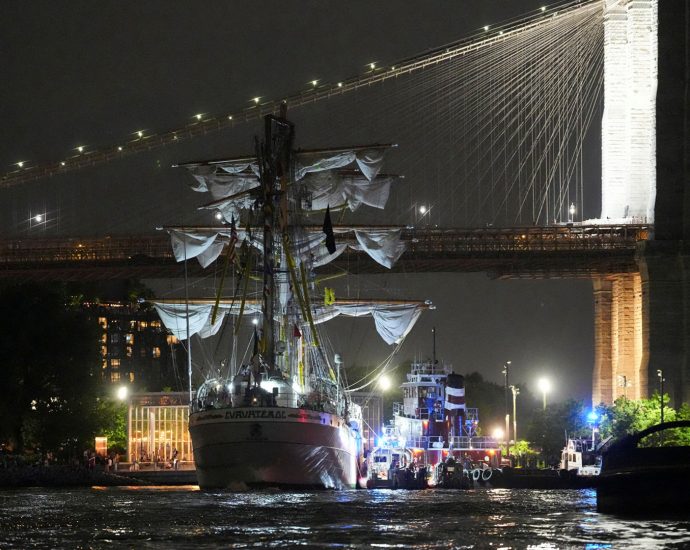 mexican-navy-sailing-ship-crashes-into-brooklyn-bridge-in-new-york