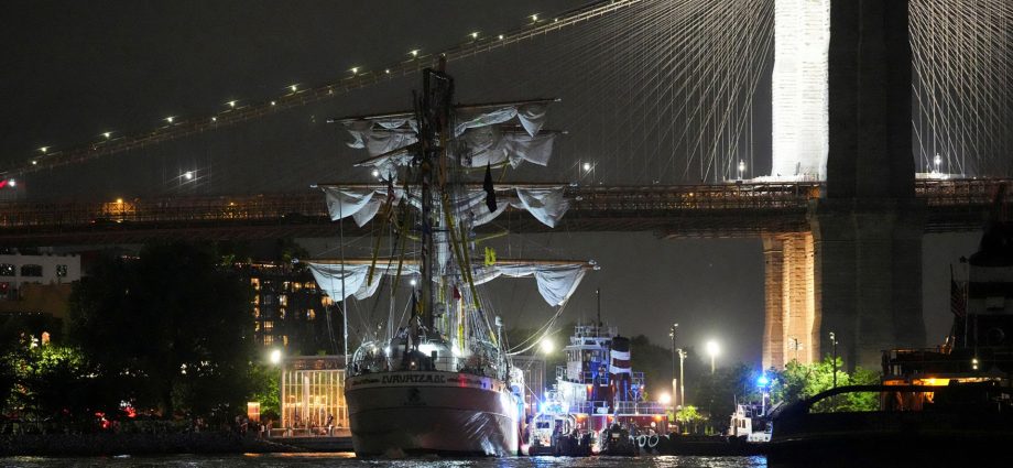 mexican-navy-sailing-ship-crashes-into-brooklyn-bridge-in-new-york