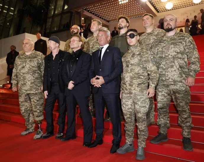 bono,-edge-and-sean-penn-appeared-on-red-carpet-of-cannes-film-festival-with-ukrainian-soldiers