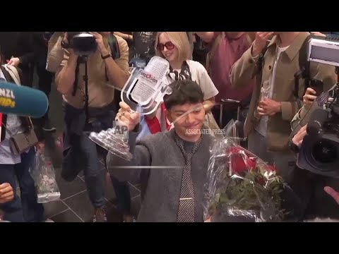 austria-welcomes-jj-back-home-with-cheers,-hugs-and-roses-after-winning-eurovision-song-contest
