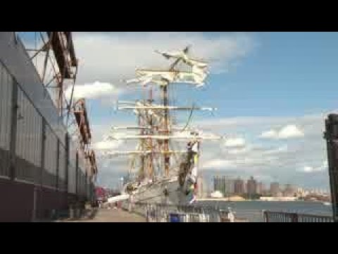 crew-disembark-the-mexican-ship-that-collided-with-the-brooklyn-bridge-in-new-york