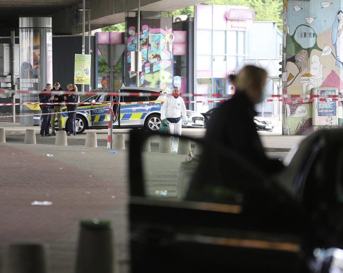 german-police-search-for-a-man-who-attacked-and-injured-at-least-5-people-outside-a-bar