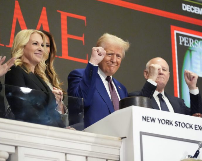 more-than-a-dozen-us.-officials-dumped-stocks-before-the-traitor’s-tariffs-tanked-the-market