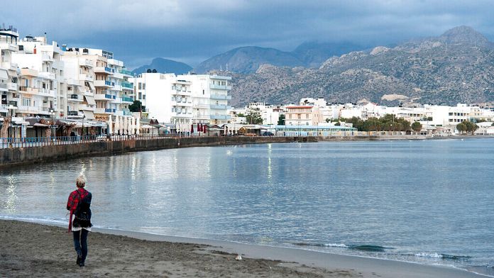 don’t-panic-but-be-aware,-experts-advise-tourists-after-earthquakes-rattle-greece