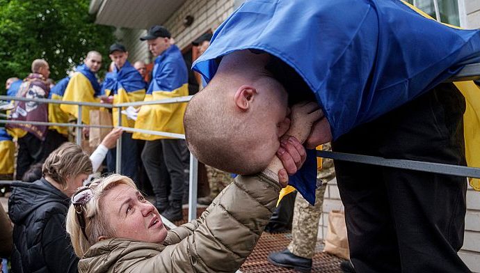 russia-is-offering-ukrainian-pows-to-‘switch-sides-and-occupy-europe-together’