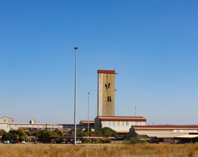 rescue-bid-launched-for-hundreds-trapped-in-south-african-gold-mine