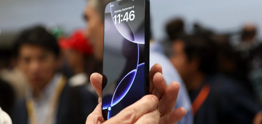 the-traitor-threatens-apple-with-25%-tariff,-eu-with-50%-tariff
