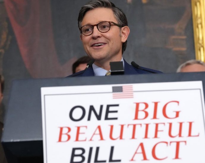 a-sneaky-policy-buried-in-the-gop-tax-bill-could-blow-up-the-civil-service
