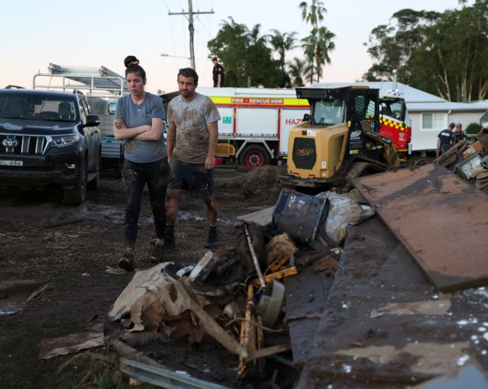 australia-begins-cleanup-after-floods-kill-5,-strand-thousands
