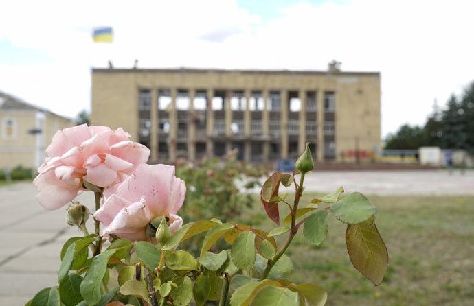 russia-levels-strategic-ukrainian-rail-hub-near-kharkiv-as-putin-pushes-“buffer-zone”-plan