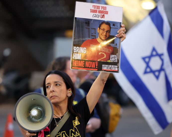 ‘how-do-you-go-to-sleep?’:-israeli-captive-families-slam-netanyahu-at-rally