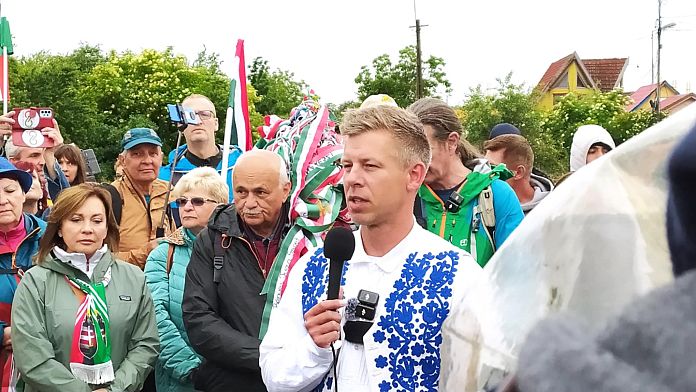 hungarian-opposition-leader-peter-magyar-walks-across-border-to-romania