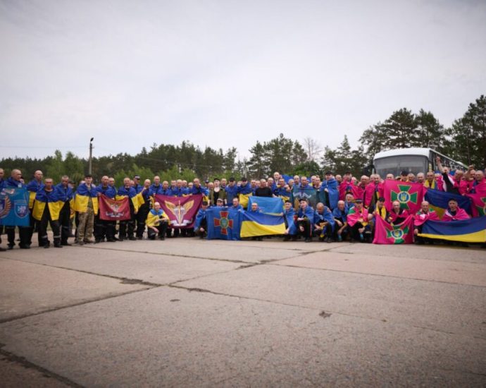 zelenskyy:-“303-defenders-are-home”-after-final-stage-of-1000-for-1000-prisoner-exchange