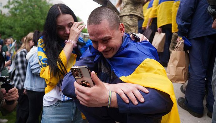 russia-and-ukraine-continue-prisoner-swaps,-hundreds-freed