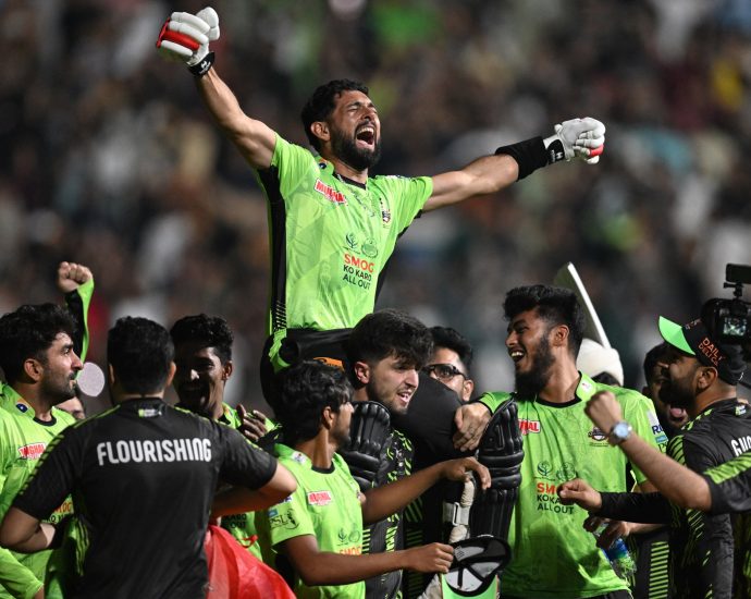 lahore-qalandars-beat-quetta-gladiators-by-six-wickets-for-third-psl-trophy