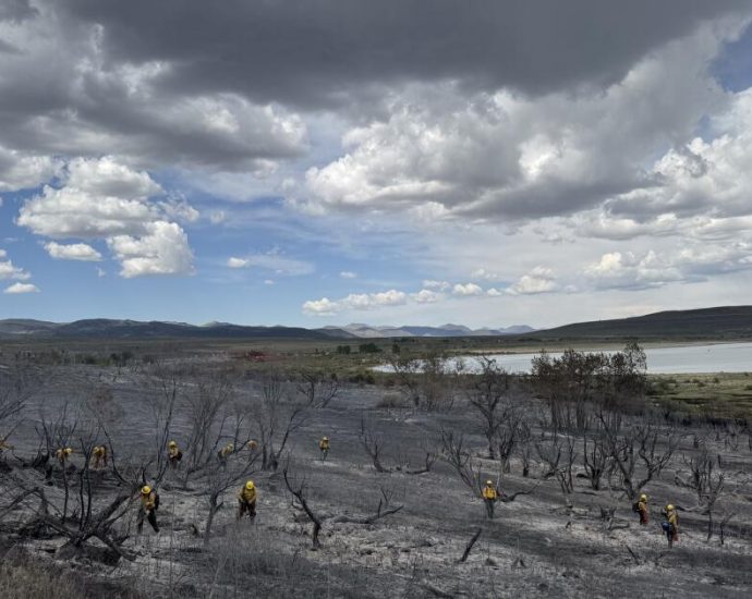 firefighters-make-significant-progress-on-mono-county-blaze-that-prompted-evacuations
