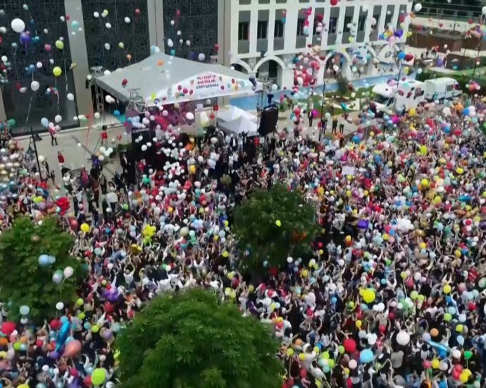 thousands-of-people-celebrate-toddler’s-cancer-recovery-in-istanbul