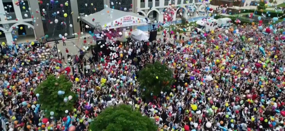 thousands-of-people-celebrate-toddler’s-cancer-recovery-in-istanbul