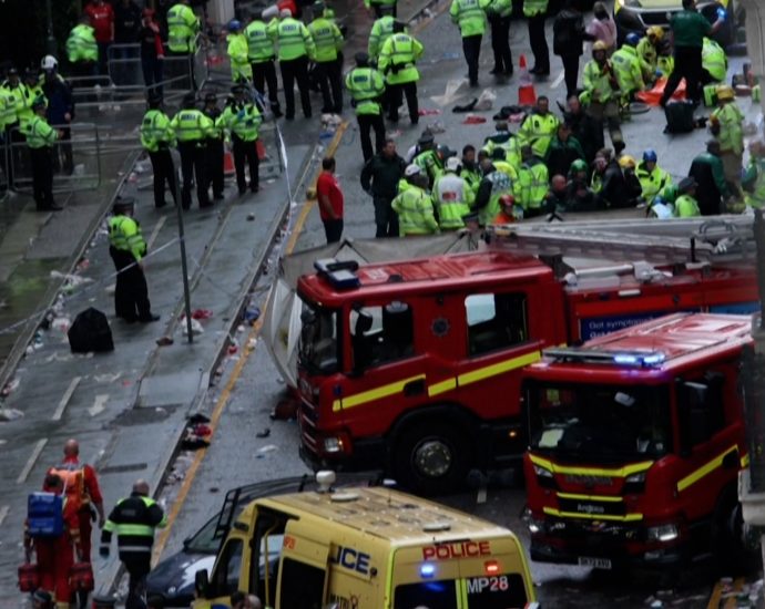 car-strikes-multiple-people-during-liverpool-fc-parade