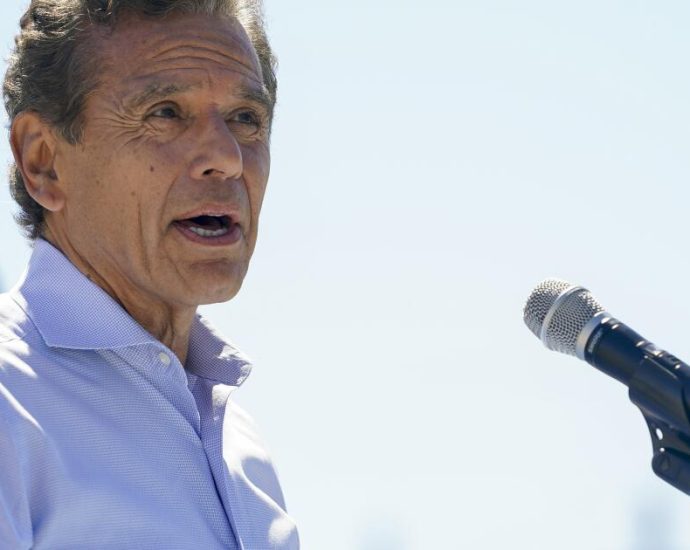 villaraigosa,-despite-climate-credentials,-pivots-toward-oil-industry-in-run-for-governor