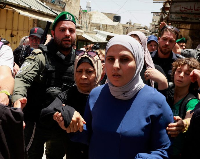 scuffles-break-out-as-israelis-march-through-occupied-east-jerusalem