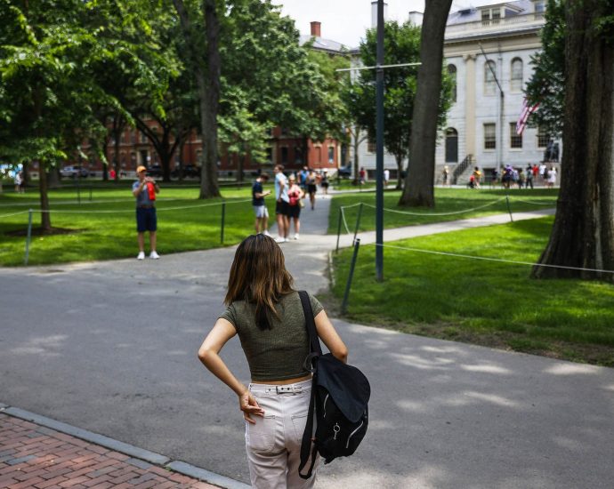 overseas-schools-are-eager-to-take-international-students-affected-by-the-traitor’s-harvard-ban