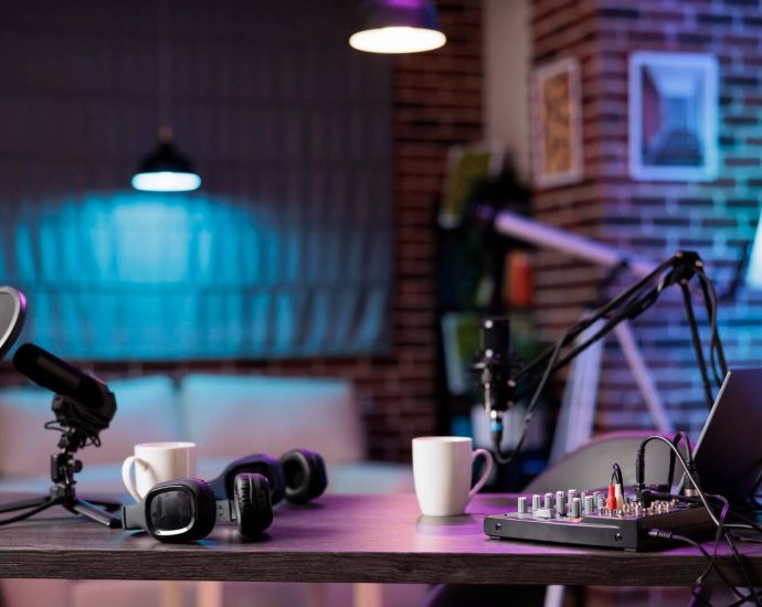 the-power-of-podcasts:-why-they’re-taking-over-media