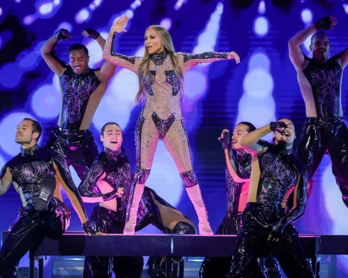 after-a-major-dance-routine-to-open-the-amas,-jennifer-lopez-announces-a-vegas-residency