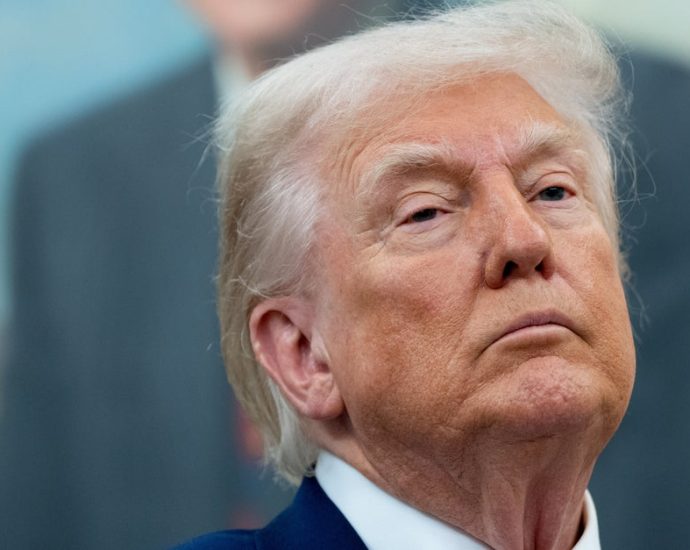 critics-torch-the-traitor’s-‘absolutely-disgusting’-pardon-spree-of-convicted-maga-loyalists