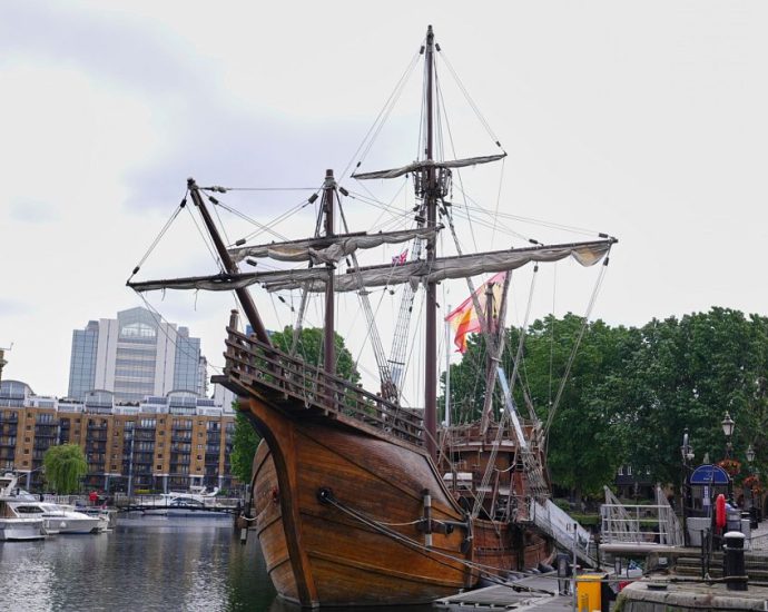 replica-of-columbus’-flagship-docks-in-central-london