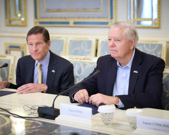 us-senators-roll-into-kyiv-with-a-plan-to-make-russian-oil-500%-more-expensive