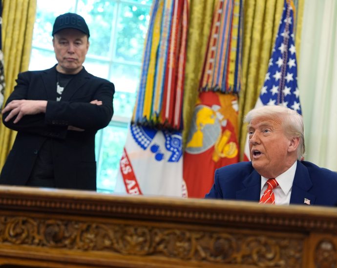 ‘not-really-leaving’:-the-traitor-bids-goodbye-to-elon-musk-at-white-house-event