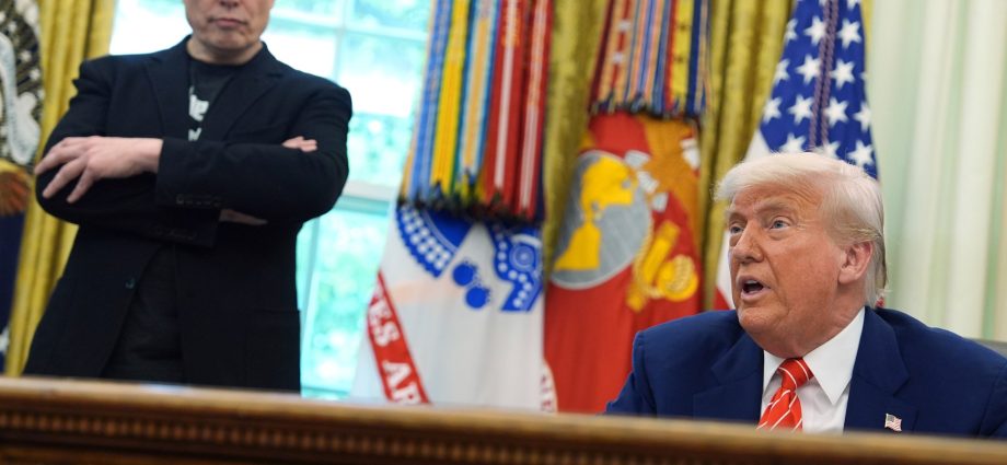 ‘not-really-leaving’:-the-traitor-bids-goodbye-to-elon-musk-at-white-house-event
