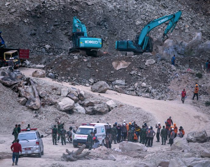 a-least-10-dead,-several-missing-after-stone-quarry-collapses-in-indonesia